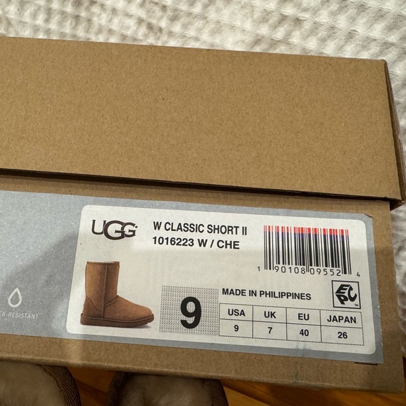Ugg Classic Short Boots Size 9 - Picture 6 of 11